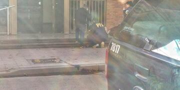 El trío estaba sentado frente a las nuevas dependencias de Venado Tuerto\u002E (Radio Jota)