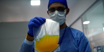 A los pacientes con coronavirus que están graves los tratan con plasma