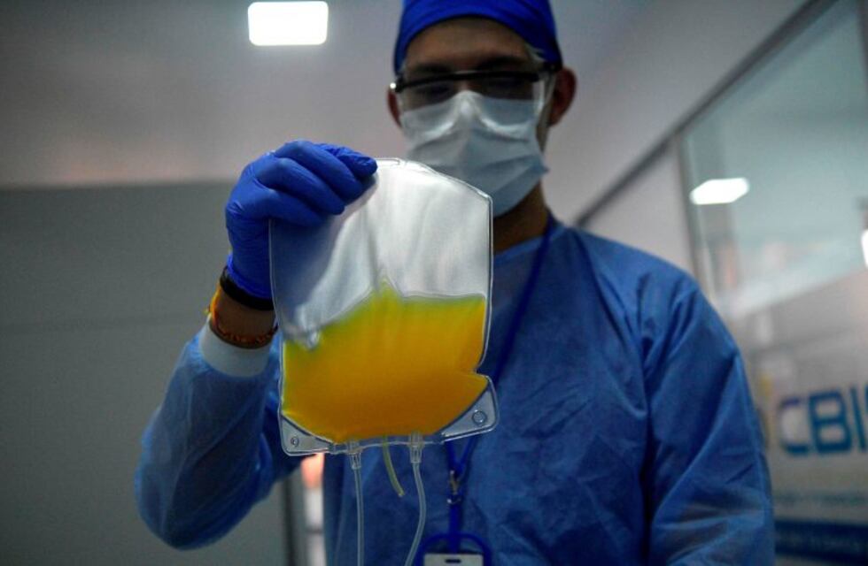 A los pacientes con coronavirus que están graves los tratan con plasma