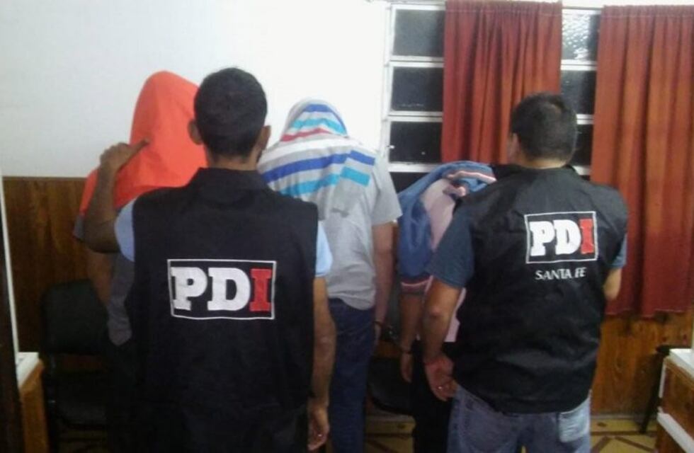 Se entregaron tres hombres acusados de golpear y matar a otro en el puerto