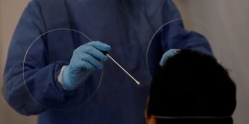 A member of biological sciences of the National Polytechnic Institute (IPN) tests a man for the coronavirus disease (COVID-19) at the university, as the outbreak of the COVID-19 continues, in Mexico City, Mexico May 19, 2020\u002E REUTERS/Carlos Jasso