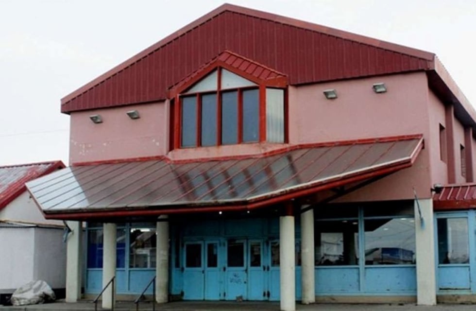 Fuerzas de seguridad rescatan a joven que se arrojó al agua en Río Grande