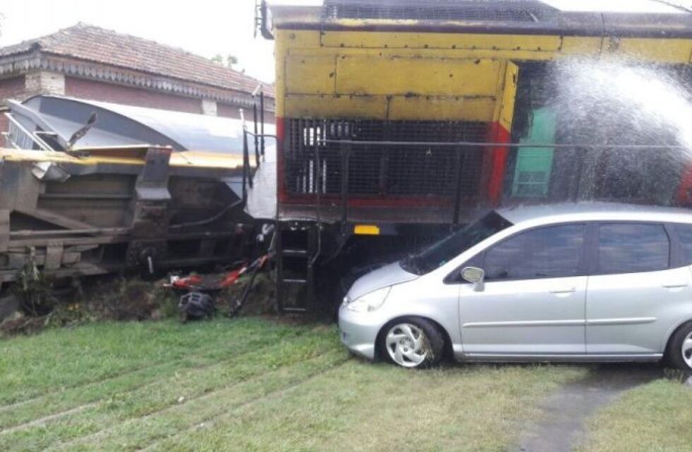 Registraron en video el instante posterior al accidente en el que un tren casi aplasta una casa