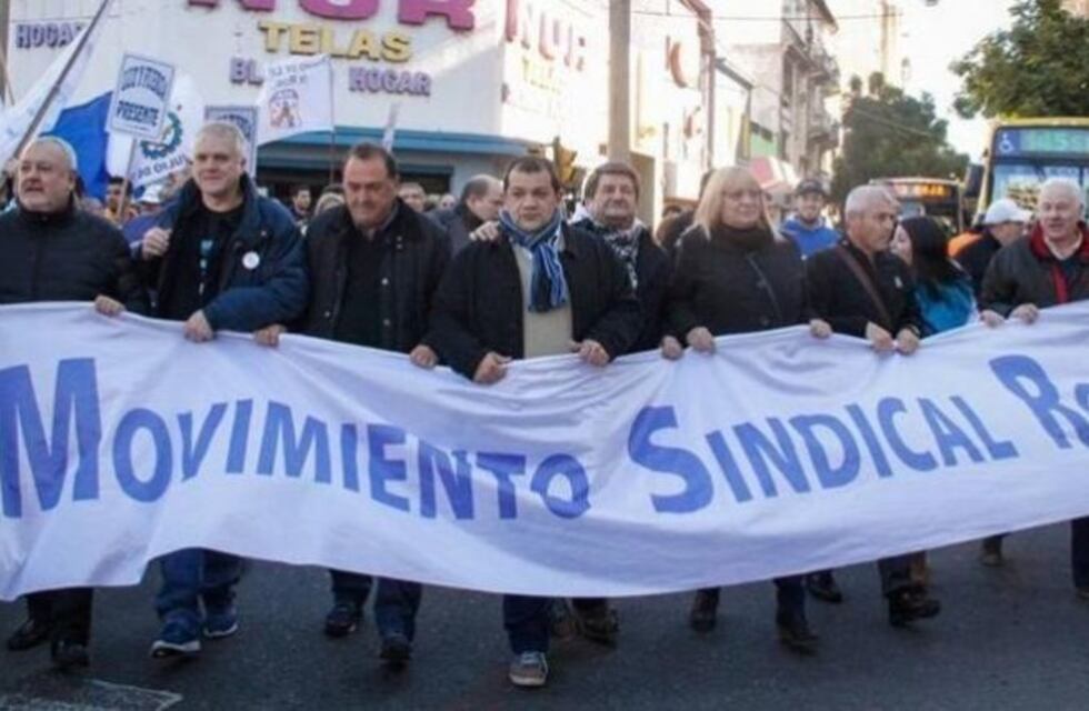 Gremios marcharon en protesta por los masivos despidos