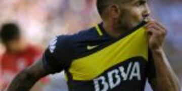 Boca Juniors' forward Carlos Tevez celebrates after scoring the team's second goal against River Plate during their Argentina First Division football match at El Monumental stadium, in Buenos Aires, on December 11, 2016.nBoca won by 4-2. / AFP PHOTO / ALEJANDRO PAGNI