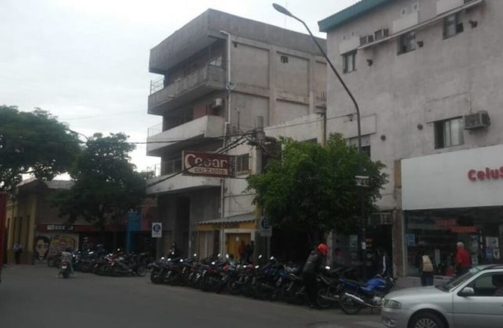 Mujer muere tras caer desde un edificio