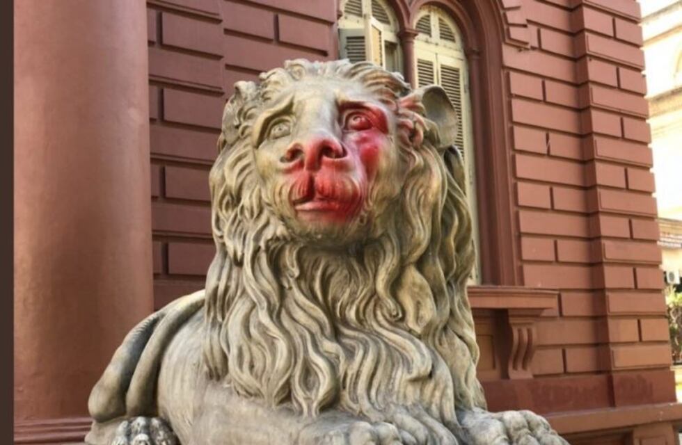 Vandalizaron los leones de mármol del Palacio Municipal