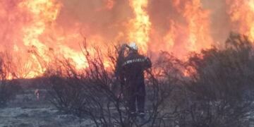 Un nuevo foco de incendio es combatido en Luján de Cuyo\u002E