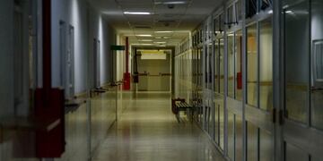 El hospital Ramón Carrillo con escasa atención médica. Se desconoce el nivel de acatamiento. Foto: Marcelo Martinez