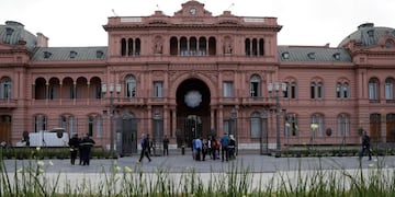 Pedestrians gather in front of the presidential palace in Buenos Aires, Argentina, Thursday, Nov\u002E 29, 2018\u002E Leaders from the Group of 20 industrialized nations will meet in Buenos Aires for two-day starting Friday\u002E (AP Photo/Natacha Pisarenko) ciudad de buenos aires reunion cumbre del G20 en buenos aires casa rosada
