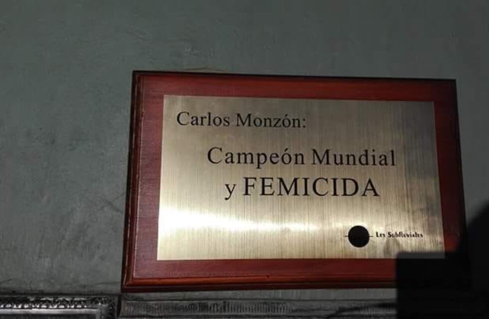 Intervinieron monumento: "Carlos Monzón: campeón mundial y femicida"