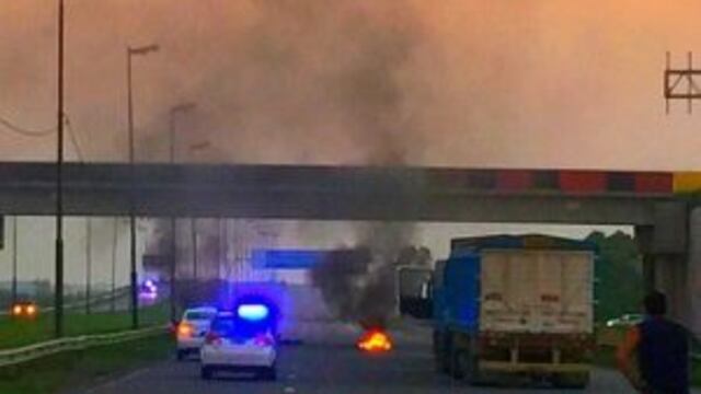 Autopista Rosario - Buenos Aires cortada por un piquete