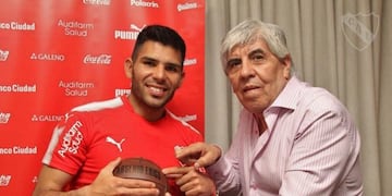 Silvio Romero posó con la camiseta de Independiente\u002E (Foto: Twitter)