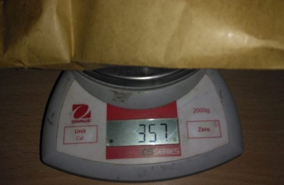 Detuvieron a dos hombres que llevaban droga en el baúl del auto