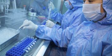 Varios empleados trabajan en la producción del reactivo de detección del virus ébola en ZJ Bio-Tech Co\u002E, Ltd\u002E en Shanghái (China) el pasado 10 de marzo de 2014\u002E Crédito: EFE/Str\u002E