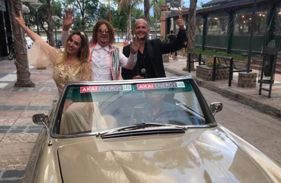 El saludo sobre ruedas de Waldemar y elenco en Carlos Paz