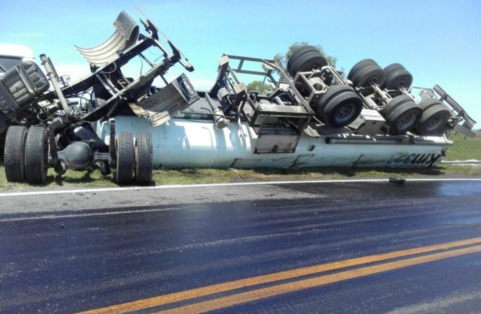 Volcó un camión cisterna en la autopista a Santa Fe
