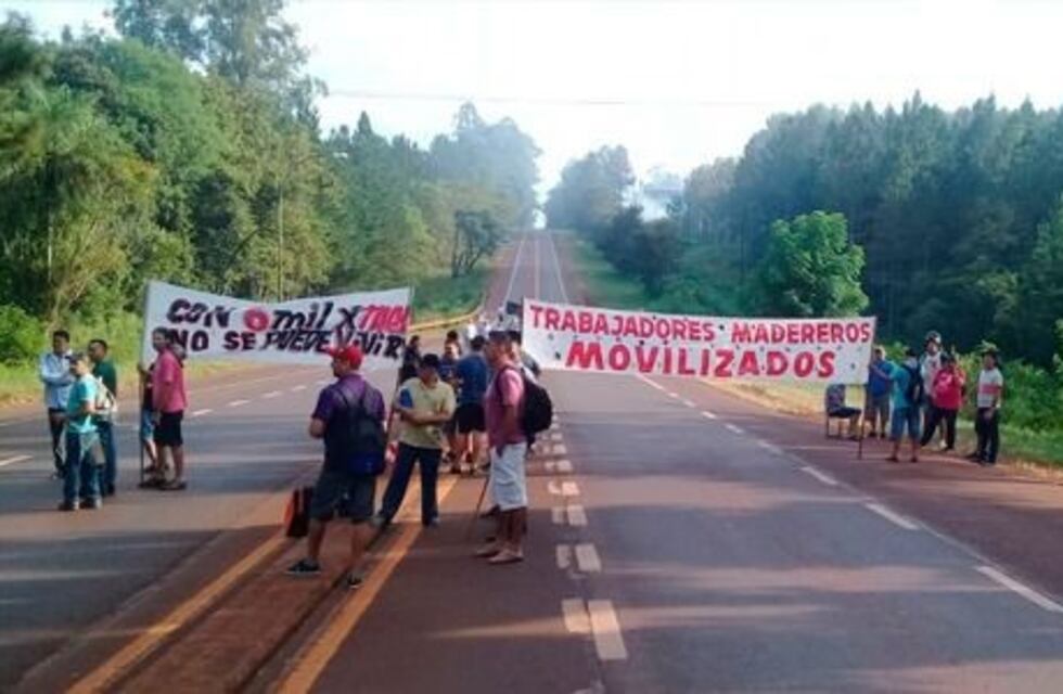 Trabajadores madereros cortan la ruta 12 en Montecarlo