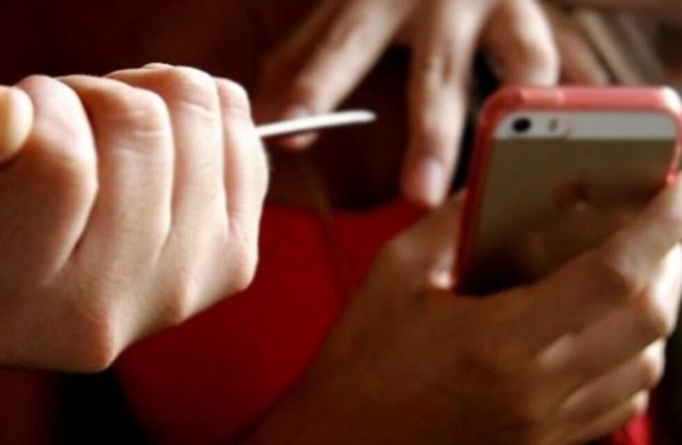 La amenazaron con un objeto punzante y le robaron el celular