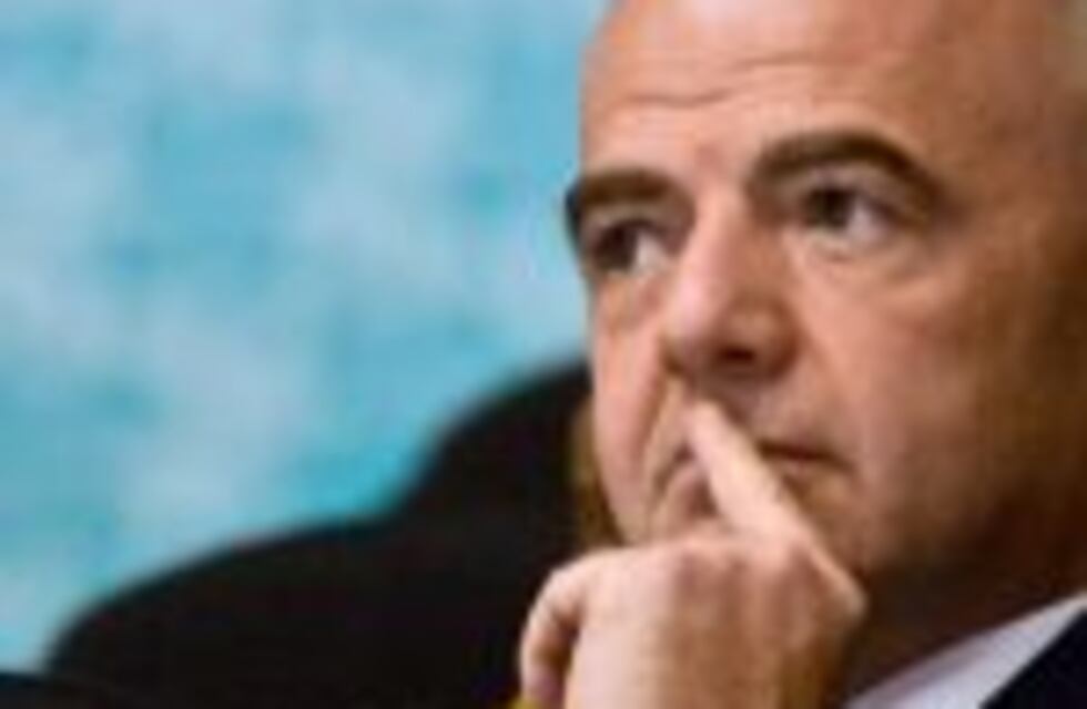 El presidente de la FIFA dijo que quiere trabajar con Maradona en el futuro