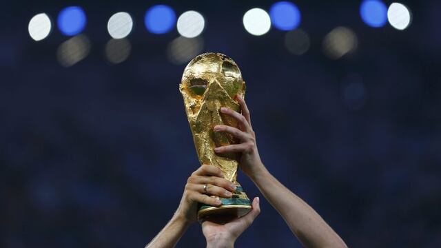 partido final del mundial en el estadio maracana manos con la copa trofeornrnGermany players celebrate with their trophy after winning the 2014 World Cup final against Argentina at the Maracana stadium in Rio de Janeiro July 13, 2014. REUTERS/Darren Staples (BRAZIL - Tags: TPX IMAGES OF THE DAY SOCCER SPORT WORLD CUP) TOPCUP rio de janeiro brasil campeonato torneo copa mundial del mundo 2014 futbol partido final seleccion argentina alemania