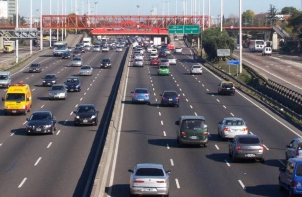 Una pareja se filmó bebiendo y disparando un arma mientras conducían