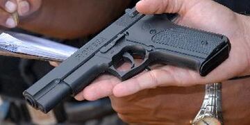 Un vecino le dio tres disparos a otro luego de discutir\u002E