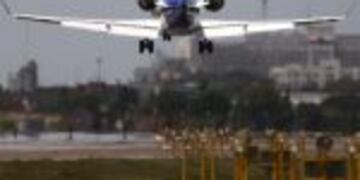 BUENOS AIRES 14/11/2011. Un aviu00f3n aterriza hoy, lunes 14 de noviembre de 2011, en el aeroparque metropolitano de Buenos Aires (Argentina). El Gobierno argentino decidiu00f3 por decreto que desde hoy los controladores au00e9reos vuelvan a depender de la Fuerza Au00e9rea, en medio de un conflicto sindical que mantiene suspendidos desde el su00e1bado todos los vuelos internacionales de la estatal Aerolu00edneas Argentinas. EFE/Cu00e9zaro De Lucarnrnrnrn buenos aires avion aterrizando aeroparque metropolitano decreto controladores aereos dependen fuerza aerea conflicto gremial decreto presidencial