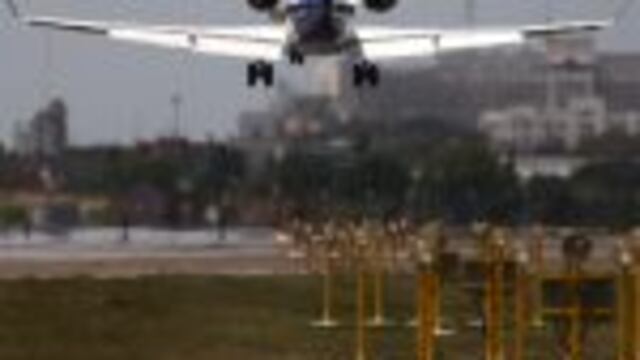 BUENOS AIRES 14/11/2011. Un aviu00f3n aterriza hoy, lunes 14 de noviembre de 2011, en el aeroparque metropolitano de Buenos Aires (Argentina). El Gobierno argentino decidiu00f3 por decreto que desde hoy los controladores au00e9reos vuelvan a depender de la Fuerza Au00e9rea, en medio de un conflicto sindical que mantiene suspendidos desde el su00e1bado todos los vuelos internacionales de la estatal Aerolu00edneas Argentinas. EFE/Cu00e9zaro De Lucarnrnrnrn buenos aires  avion aterrizando aeroparque metropolitano decreto controladores aereos dependen fuerza aerea conflicto gremial decreto presidencial