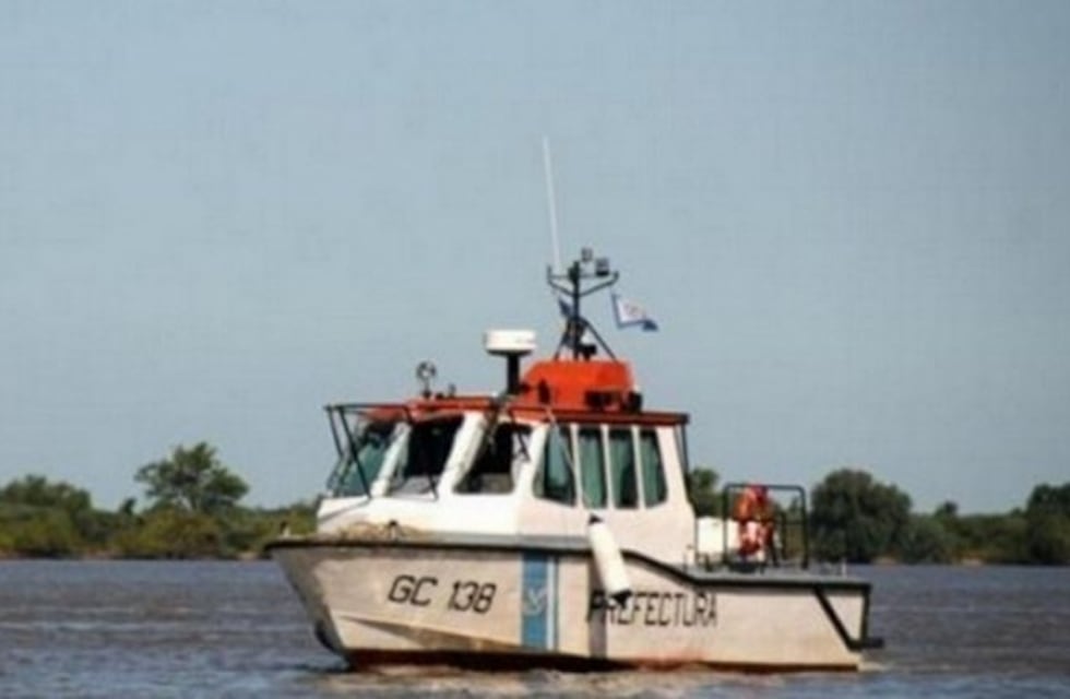 Cayó de una embarcación el sábado y todavía lo están buscando
