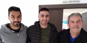 El DT de Racing, en la presentación del clásico y junto al Tanque Cuevas, uno de los refuerzos de renombre, y Vitrola López, de Instituto\u002E