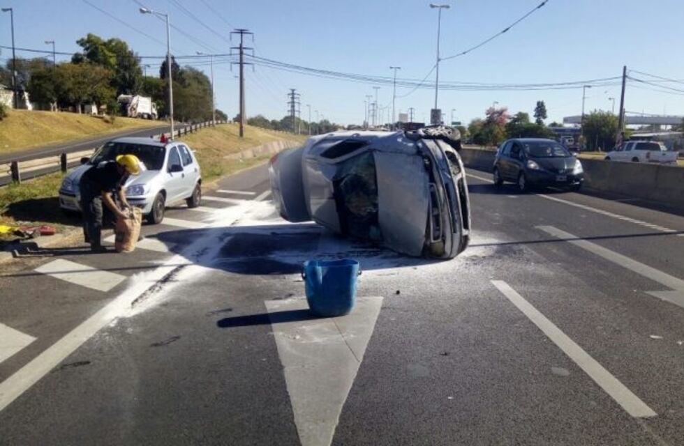 Espectacular vuelco de un auto en Circunvalación y avenida del Rosario