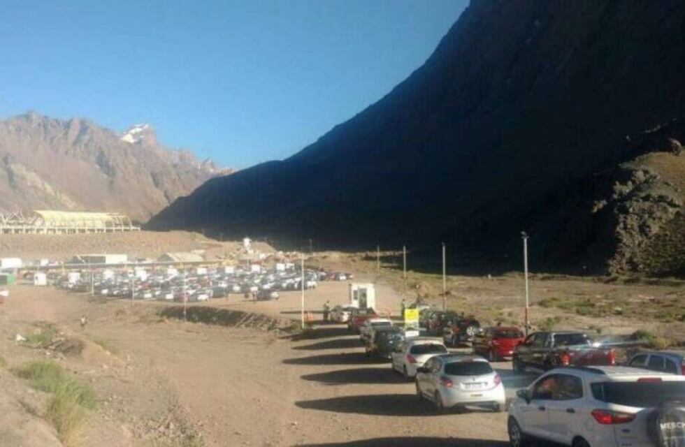 Largas colas para cruzar a Chile