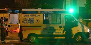 La ambulancia trasladó al muchacho hasta el hospital Regional, dónde se encuentra peleando por su vida\u002E