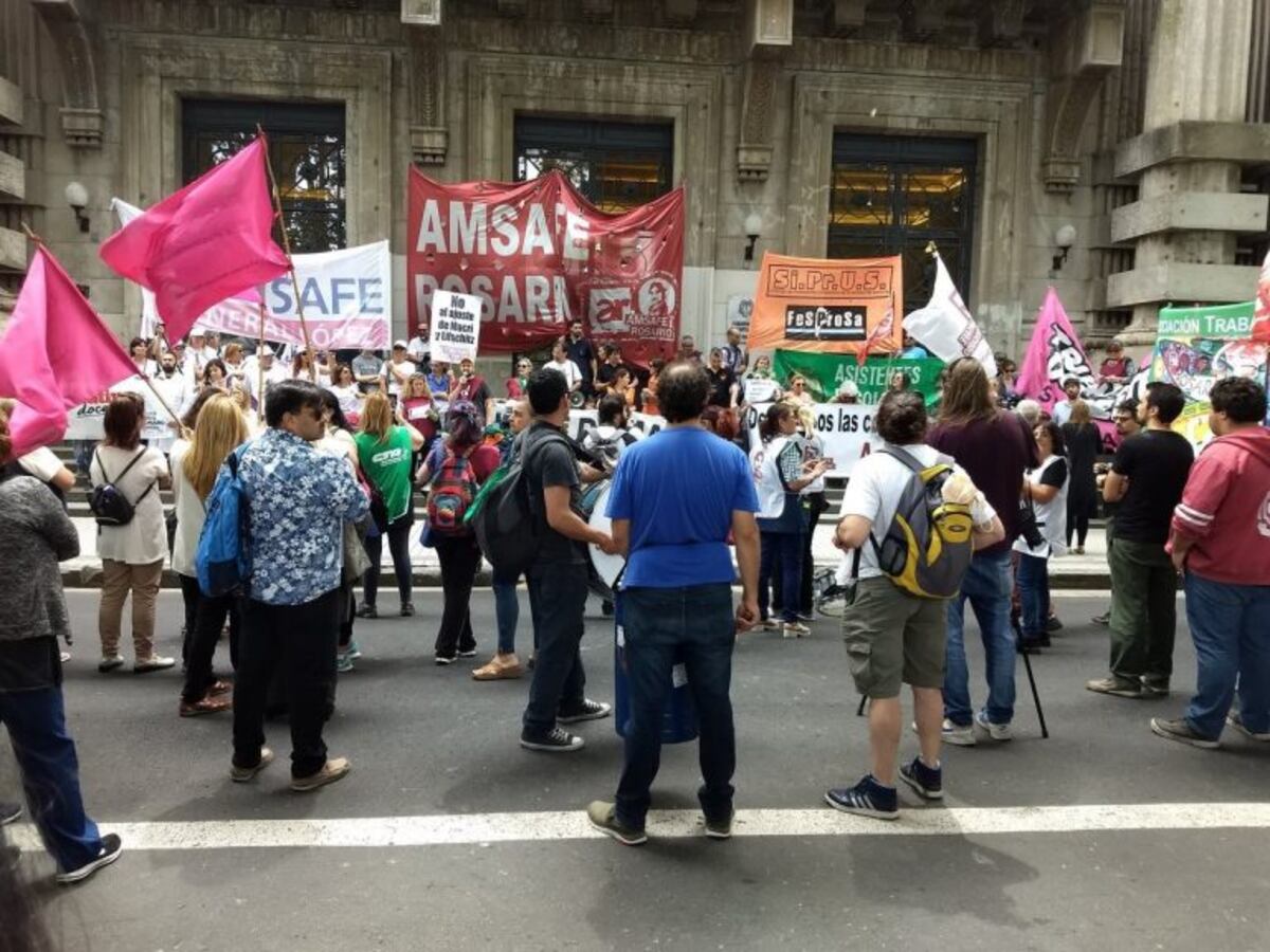 Los sindicatos buscan evitar la pérdida de poder adquisitivo y garantizar la cobertura médica\u002E
