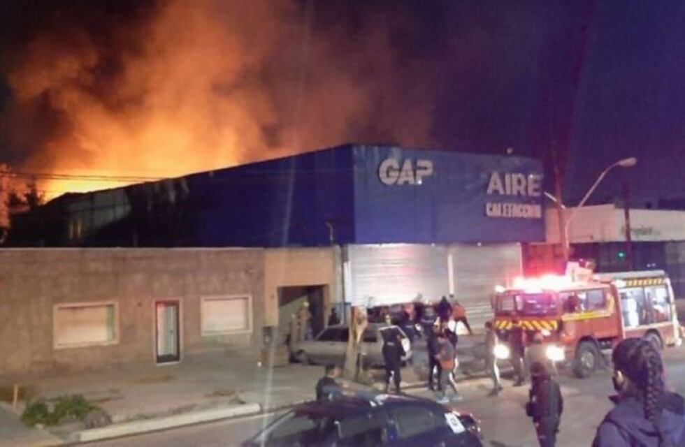 Feroz incendio en un local de venta de equipos de gas