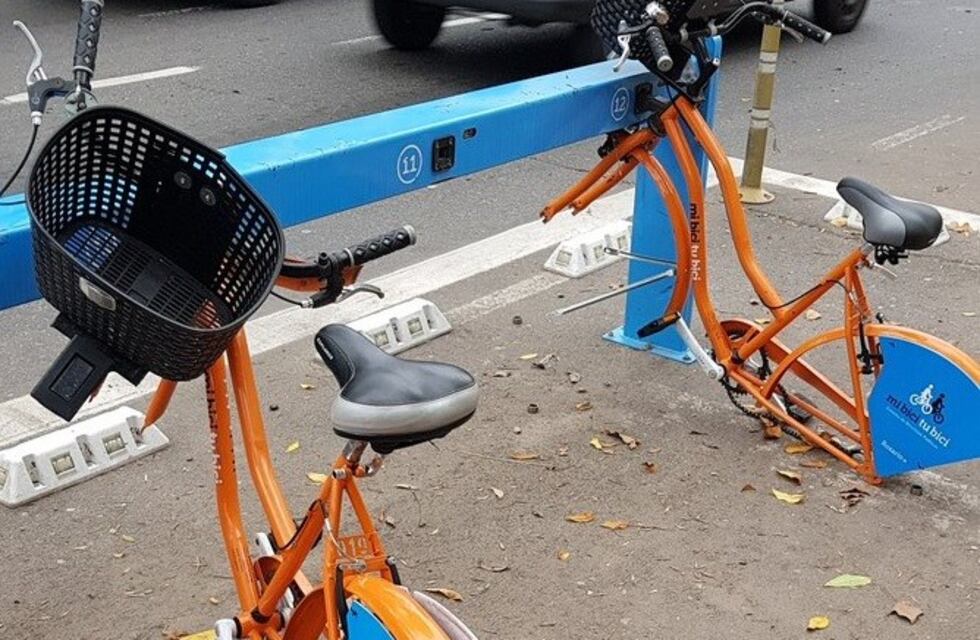 ¿No eran antivandálicas? Aparecieron bicis públicas sin ruedas