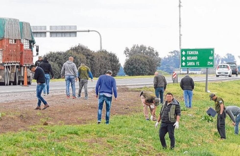 Hallan cinco vainas a la vera de la autopista, en el marco de la causa por el jefe policial baleado