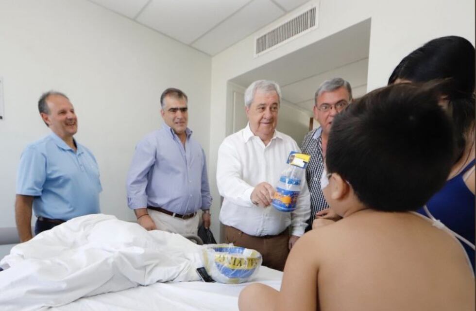 El presidente de Boca y dirigentes visitaron el Hospital Rawson