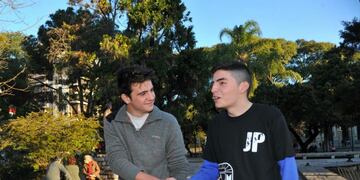 Fausto e Iván se dan la mano antes de empezar la entrevista\u002E Un gesto de respeto cívico que otros podrían imitar\u002E