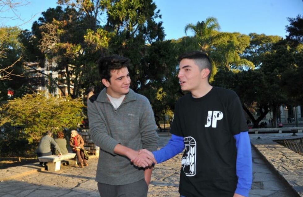 Voto joven: dos militantes cuentan qué piensan de la política a días de las Paso 2017