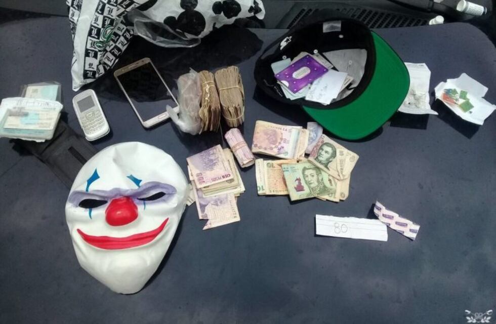 Narco de cotillón: detuvieron a un hombre que tenía cocaína, LSD y una careta de payaso