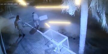 Vandalismo en Alta Gracia\u002E Rompen y roban un cartel de la vía publica