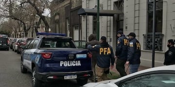 Así se lo llevaban detenido a Agustín Andereggen, exrepresentante del Ministerio de Seguridad en Rafaela, durante la gestión de Maximiliano Pullaro