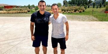 El paraguayo posó para la foto con el capitán rojinegro\u002E (@canoboficial)