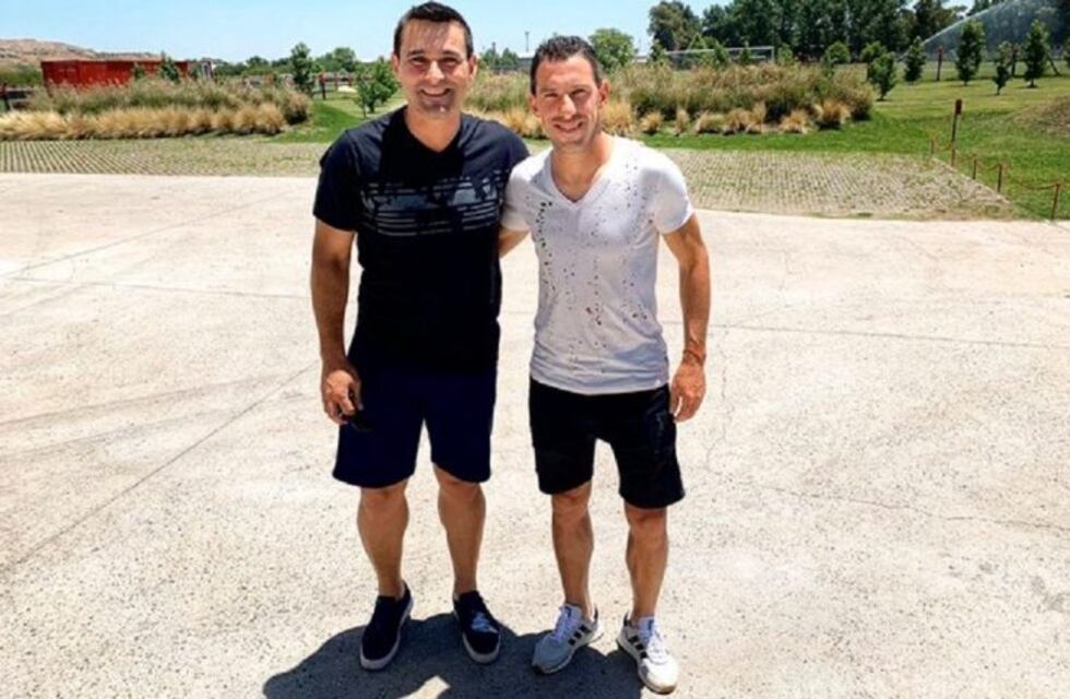 Justo Villar visitó el predio de Newell's y se saludó con Maxi Rodríguez