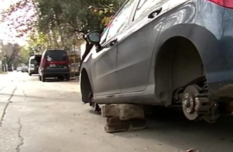Así robaron en segundos las ruedas de un auto