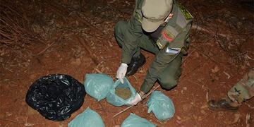 Arrojan una bolsa con cogollos de marihuana desde una motocicleta