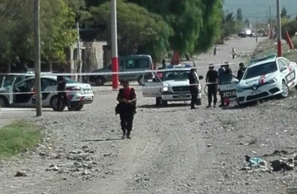 Se escapaba de la policía, les tiró una granada y generó pánico