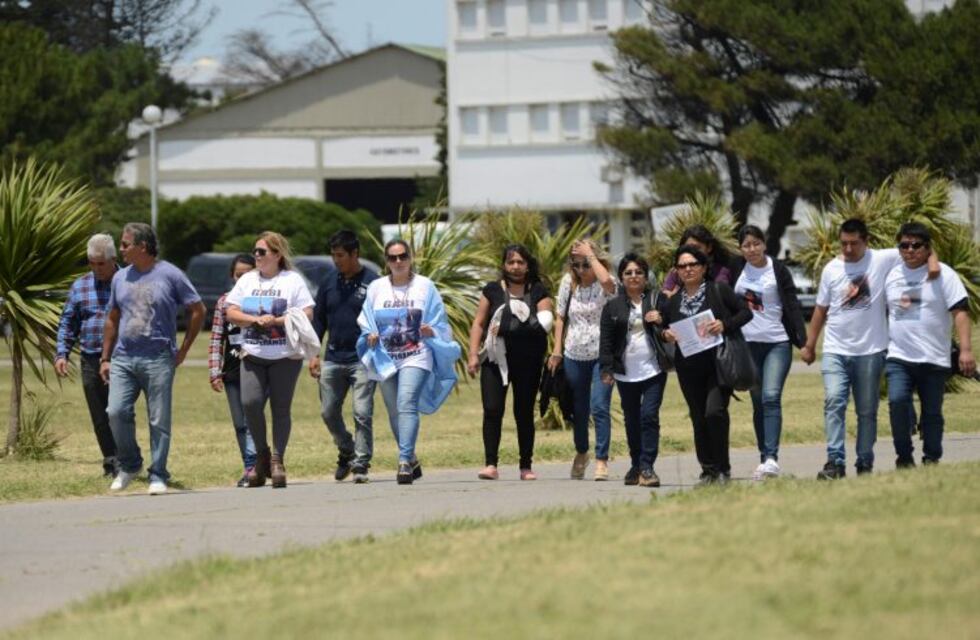 Familiares de los tripulantes del submarino marcharon para que continúe el rescate